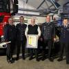 Franz Schuster bekam bei der Jahresabschlussfeier der Dießener Feuerwehr die Urkunde zur Ehrenmitgliedschaft überreicht. Das Foto zeigt ihn mit (von links) dem Vereinsvorsitzenden Daniel Christ, Zweiten Vorsitzenden Stephan Schmid, Kommandant Florian König und Zweiten Kommandant Rüdiger Steffek.