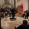 Beeindruckender Auftritt in der Hofkirche: Der Neuburger Kammerchor mit Orchester unter Leitung von Michael Bachmann.  