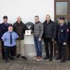 Vertreter der Feuerwehr Amerbach mit den Sponsoren vor dem neuen Defibrillator am Feuerwehrhaus. Personen im Bild von links nach rechts: Rainer Fackler (Team Fackler), Michael Hönle, Sebastian Holzner, Konrad Mayer (Landmetzgerei Mayer), Klaus Hönle (Hönle Haustechnik), Josef Fackler (LEFA Landtechnik), Michael Schneid, Daniel Trollmann