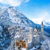 Romantischer geht es kaum: das verschneite Schloss Neuschwanstein vor winterlicher Kulisse.