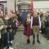 Christine Bachmeir und Christian Höger durchschritten nach dem Jawort das Spalier von Grüne Eiche Schützen, der Feuerwehr und der Scheabecka Hitt'n vor dem Rathaus.  