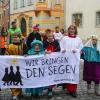 Mit dem Bischof an der Spitze setzte sich der Zug der Sternsinger durch Eichstätt in Bewegung.