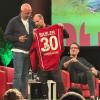 Michael de Bur übergab beim „Doppelpass“ ein Trikot an Mario Basler, das dieser beim 1. FC Kaiserslautern getragen hatte, als er mit dem Pepita-Hut eines Zuschauers auf dem Kopf eine Ecke treten wollte. Diese Szene zählt zu den kultigsten Momenten der Bundesliga.