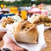 Frisch hergestellt, handlich und sättigend: Handbrot ist das perfekte Festival-Food.