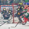 Panther-Stürmer Anrei Hakulinen (rechts) müht sich in dieser Szene, den Puck in Richtung Berliner Tor zu befördern. Das gelang zu selten, Augsburg unterlag mit 2:4. 