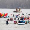 Rund 200 Schwimmer waren im 13 Grad kalten Rhein dabei.