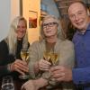 Austern und Käseplatte mit Champagner: Von links Birgit Greinwald, Alexandra Lutzenberger und Christian Greinwald.