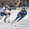 Fribourgs Julien Sprunger (l) kämpft um den Puck gegen Straubings Justin Scott.