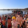 500 Frauen und Männer gehen am Silvestertag in Breitenthal ins kalte Wasser. Eingeladen hatte die Wasserwacht Krumbach