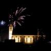 Im Landkreis Aichach-Friedberg wurde das neue Jahr mit viel Feuerwerk begrüßt. Auch über der Marktgemeinde Aindling war in der Silvesternacht viel Feuerwerk zu sehen – so wie hier über der Pfarrkirche St. Martin.