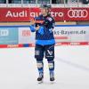 Leon Hüttl wird nach dem Spiel gegen die Adler Mannheim von den Fans gefeiert.