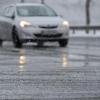 Der Deutsche Wetterdienst warnt am Wochenende vor glatten Straßen. (Symbolbild)