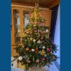 Der Christbaum der Familie Leger aus Karlskron steht bunt geschmückt im Wohnzimmer.