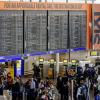 Reisende stehen im Terminal 1 in einer Schlange an. Eine technische Störung bei der Deutschen Flugsicherung führt zu erheblichen Verzögerungen am Flughafen Frankfurt. Rund 60 Flüge wurden nach Angabe des Rhein-Main-Flughafen gestrichen. +++ dpa-Bildfunk +++