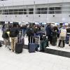 Reisende bilden am Flughafen in Düsseldorf beim Check-In eine Schlange. Auf Grund von IT- Störungen bei der Bundespolizei ist es bundesweit zu Verzögerungen bei der Ein-und Ausreise aus Ländern gekommen, die nicht dem Schengen-Raum angehören. 