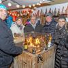 Ein Feuer sorgt auf dem Haunstetter Wintermarkt auf dem Hof des Gasthauses Settele für gemütliche Wärme.