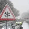 Der Deutsche Wetterdienst warnt vor Glatteis auf Hessens Straßen. (Symbolbild)