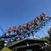 Besucher fahren mit der Achterbahn «Blue Fire» im Europa-Park. (Archivbild)