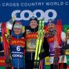 Johannes Hoesflot Klaebo (M) aus Norwegen jubelt neben dem Zweitplatzierten Mika Vermeulen (l) aus Österreich und dem Drittplatzierten Hugo Lapalus aus Frankreich auf dem Podium der Tour de Ski.