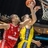 Bayerns Carsen Edwards steigt Albas Malte Delow zum Korb hoch