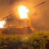 Auf diesem Foto aus einem veröffentlichten Video feuert ein Mehrfachraketenwerfer vom Typ Solntsepyok der russischen Armee auf ukrainische Stellungen im Grenzgebiet der Region Kursk, Russland.