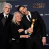 Elliot Brody (von links), Sylvia Plachy und Adrien Brody, Gewinner des Preises für die beste Leistung eines Schauspielers in einem Filmdrama für „The Brutalist“, posieren während der 82. Golden Globes im Beverly Hilton.