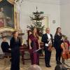 Im Bild (von links): Am Cembalo Barbara Bartmann, assistiert von Benedikt Haggenmüller, an der Violine Alexander Maria Möck, Sopranistin Miriam Galonska und am Violoncello Friederike Luise Arnholdt bei ihrem außergewöhnlichen Konzert im Festsaal des Dillinger Schlosses. 