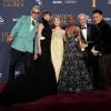 Jeff Goldblum (von links), Michelle Yeoh, Ariana Grande, Cynthia Erivo, Marc Platt und Jon M. Chu posieren mit dem Preis für Kino- und Kassenerfolge für „Wicked".