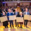 Oberbürgermeister Frank Kunz (Mitte) hat beim Neujahrsempfang (von rechts) Alexander Jall, Monika Stegmüller und Schwester Roswitha Heinrich (links) mit dem Bürgerbrief der Stadt Dillingen geehrt. Peter Graf erhielt den Goldenen Ehrenring. 