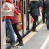 Menschen steigen am Münchner Marienplatz in die S-Bahn ein. (Archivbild)