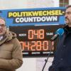 Alexander Dobrindt (l) und Markus Söder vor ihrer Countdown-Uhr bei der Klausur in Kloster Seeon.