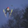 Die Skispringer werden bei der Vierschanzentournee von Drohnen aufgezeichnet, wie hier in der Qualifikation beim deutschen Athleten Felix Hoffmann.