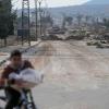 Ein Junge fährt mit seinem Fahrrad auf einer von gepanzerten Fahrzeugen der israelischen Armee blockierten Straße am Rande der Stadt Quneitra. Die USA wollen die Sanktionsbedingungen für Syrien lockern, um humanitäre Hilfe zu erleichtern.