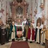 Hier umringen die Sternsinger aus Osterbuch das Jesuskind vor dem Altar.