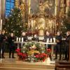 Nur mit ihren Stimmen riss die A-Capella-Formation „Die Vokalisten“ unter der Leitung von Christian Schwarz beim Meringer Weihnachtssingen die Gäste von ihren Kirchenbänken.