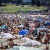 Menschen feiern den Weihnachtstag am Bondi Beach. 