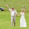 "Das ist unser Lieblingsbild unserer Hochzeit am 6. Juli", schreiben Vivien und Robert Last aus Apfeltrach. "Es ist so voller Lebensfreude und zeigt einen winzig kurzen Moment einer sehr aufregenden und unvergesslichen Situation. Es entstand direkt nach der Trauung." Die freie Trauung fand auf einer Wiese bei Görisried statt, zu der die Gäste mit einem Oldtimerbus gefahren wurden, mit Alphornbläsern und Trauredner Tom Croel.