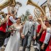 Elisabeth und Martin Wiedemann haben am 29. Juni in der Pfarrkirche St. Georg in Kirch-Siebnach geheiratet. Das Foto zeigt sie beim Auszug aus der Kirche mit den Musikkapellen Siebnach und Unteregg-Oberegg.