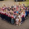 Melanie Schmid-Mensinger und Andreas Mensinger haben am 29. Mai in Klosterbeuren geheiratet. 
"Wir mögen dieses Foto besonders, weil es uns mit all unseren Lieben und Freunden von unseren Vereinen zeigt", schreiben sie. "Uns war es wichtig, dass wir mit den Vereinen feiern konnten, da wir uns über die Musikkapelle kennen und lieben gelernt haben."