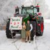 Sandra und Manuel Binder, beide "absolut Fendt-verrückt", haben sich bei ihrer Hochzeit einen Traum erfüllt und mit einem Traktor geheiratet. Die Freunde standen außerdem mit Schleppern Spalier und es gab eine kleine Rundfahrt zur Wirtschaft. Standesamtlich geheiratet hat das Paar am 13. Januar in Bad Wörishofen, das Foto entstand an der kalten Quelle in Dorschhausen.