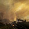 Ein Hubschrauber wirft im Stadtteil Pacific Palisades von Los Angeles Wasser auf das sich ausbreitende Palisades-Feuer. 