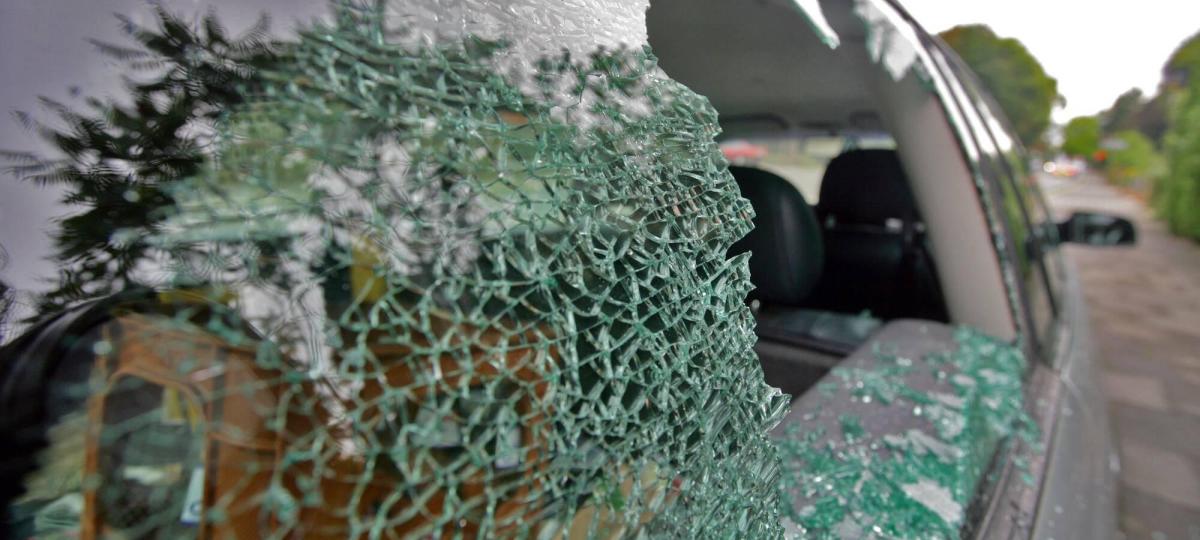 Unbekannter schlägt Autoscheibe ein und stiehlt Handtasche