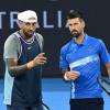 Die Tennisstars Novak Djokovic (r) und Nick Kyrgios kritisieren den Umgang mit prominenten Dopingfällen