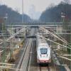 Seit dem Ende der Bauarbeiten auf der Riedbahn kämpft die Bahn noch mit einigen Problemen auf der Strecke. (Archivbild)