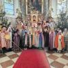 Nach einem  Gottesdienst mit Pfarrer Michael Kinzl in der Neuburger Pfarrkirche zog eine ganz Schar von bunt gekleideten Sternsinger und Sternsingerinnen der Pfarrei „Mariä Himmelfahrt“, aufgeteilt in mehrere Gruppen und ausgestattet mit Weihrauch, Gelddose, Stern und Kreide los. Sie sammelten Spenden und segneten Häuser und Wohnungen in Neuburg, Halbertshofen und Erisweiler. 