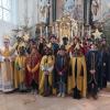 Die Sternsinger der Pfarrei St. Blasius Oberwiesenbach brachten an Dreikönig den Segen in die Häuser der Pfarrei. Sie konnten so über 2860 Euro Spenden für das Schulprojekt von Kaplan Victor Mordi in Nigeria sammeln.