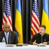 Lloyd Austin (links), Verteidigungsminister der USA, und Wolodymyr Selenskyj, Präsident der Ukraine, nehmen am Treffen der Ukraine-Kontaktgruppe auf der US Air Base Ramstein teil.