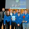 Die Volleyball-Schulmannschaft der MS Wittislingen mit Landrat Markus Müller (Dritter von links) und Laudator Udo Dankesreiter (rechts). 