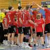 Die Regionalliga-Handballer des VfL-Günzburg klatschen sich vor dem Spiel ab. 