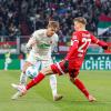 Startelf-Debütant Robert Gumny (links) lieferte sich mit VfB-Stürmer Chris Führich intensive Duelle.